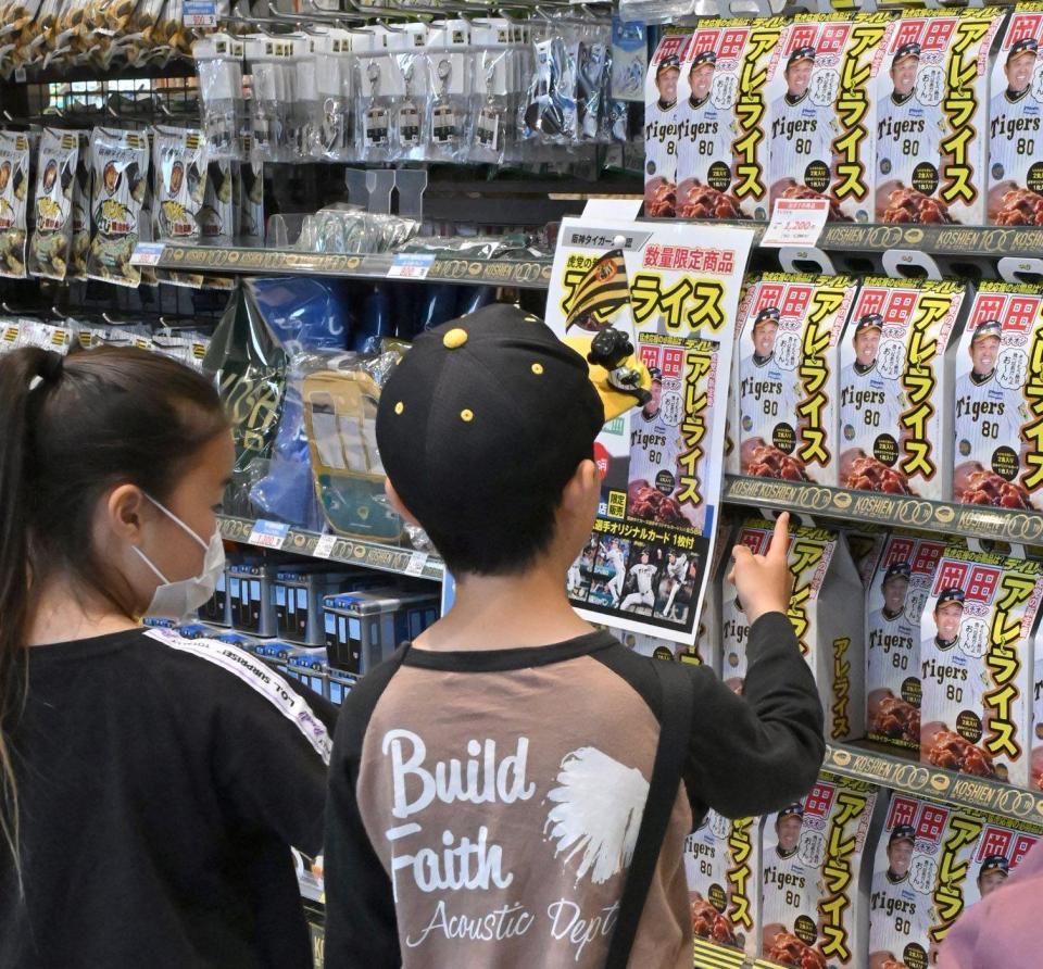 　ローソン　ＨＡ　阪神甲子園西口店で販売される「アレライス」を指さす客（撮影・北村雅宏）