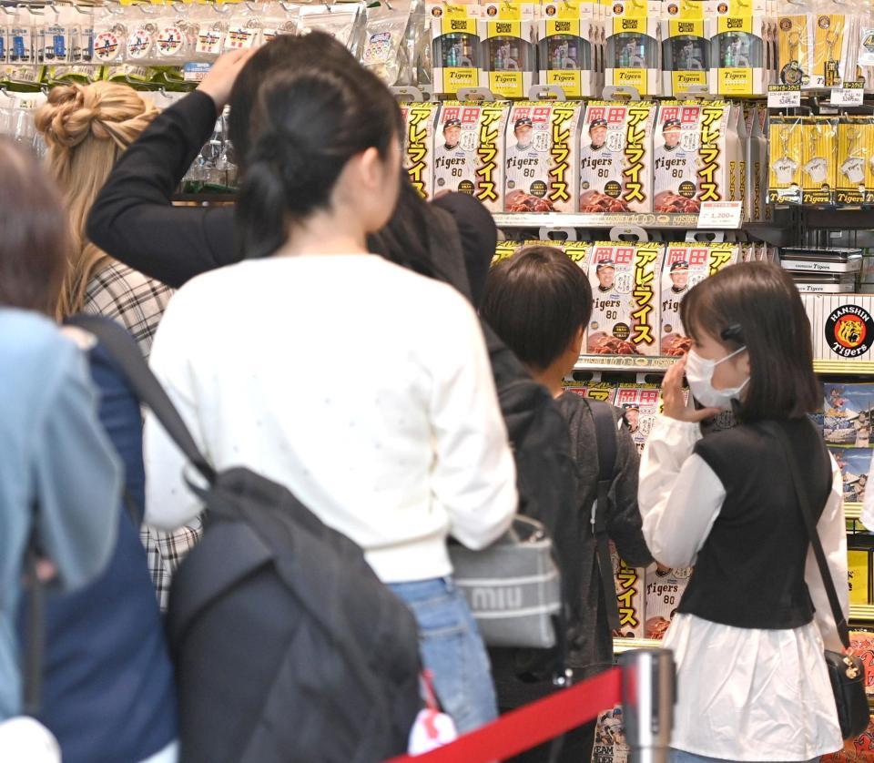 　ローソン　ＨＡ　阪神甲子園西口店で販売される「アレライス」を指さす客（撮影・北村雅宏）