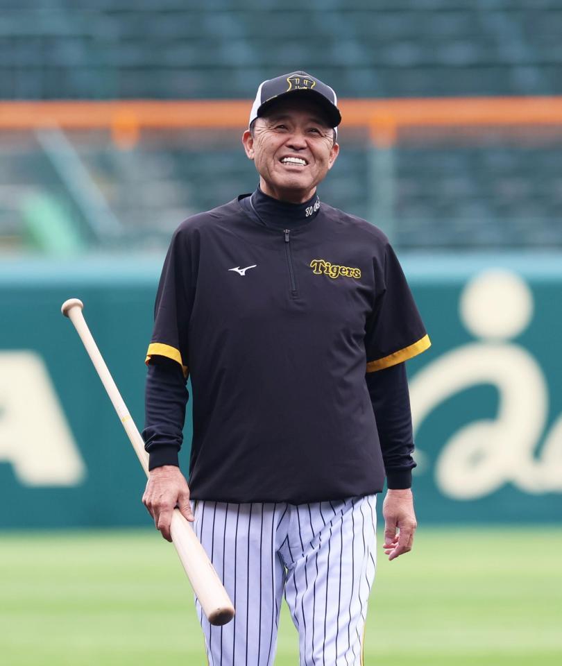 　練習を見守る岡田監督（撮影・立川洋一郎）