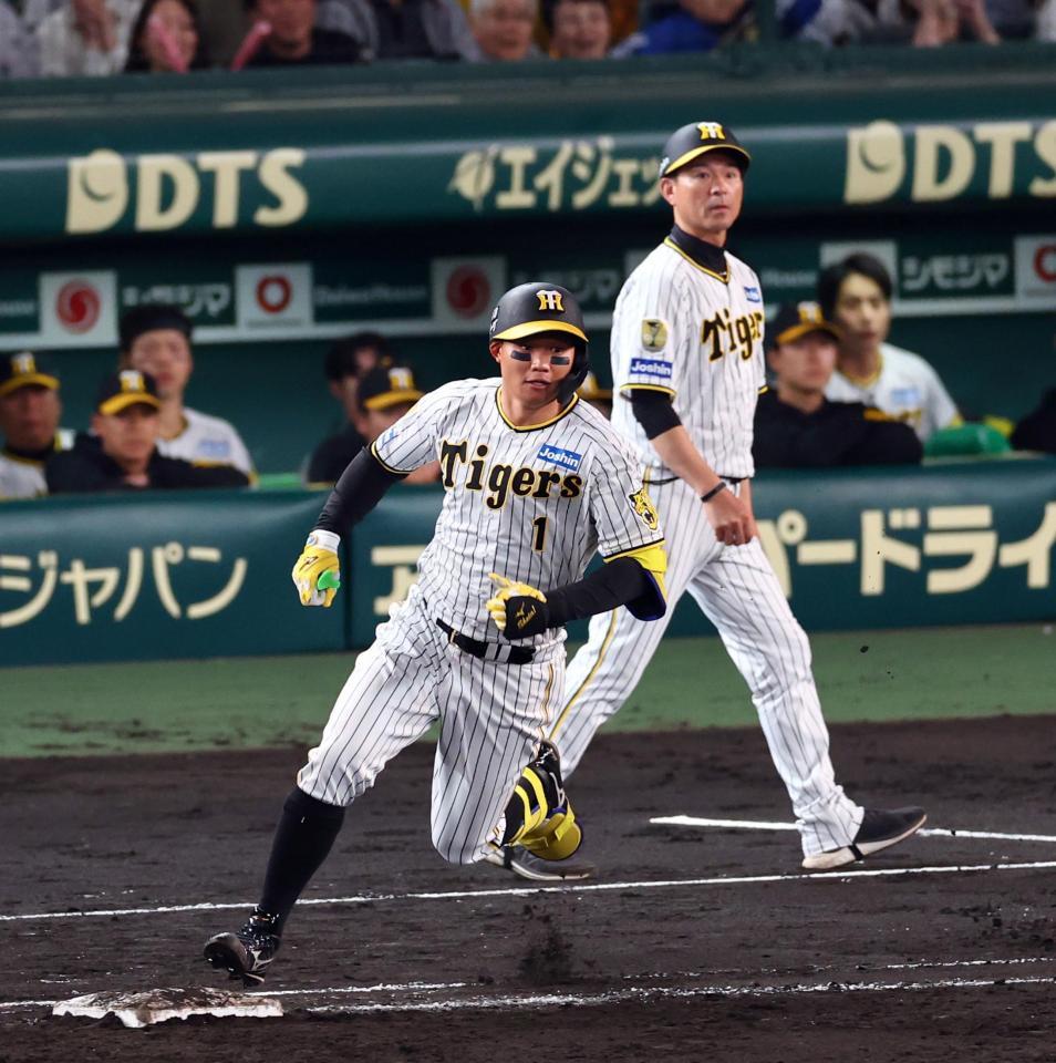 　４回、左越えにソロを放つ森下（撮影・山口登）