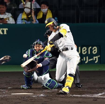 　４回、左越えにソロを放つ森下（撮影・山口登）