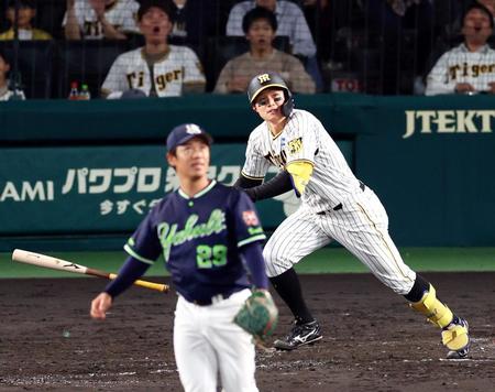 　４回、左中間にソロを放つ森下（投手・小川）＝撮影・山口登