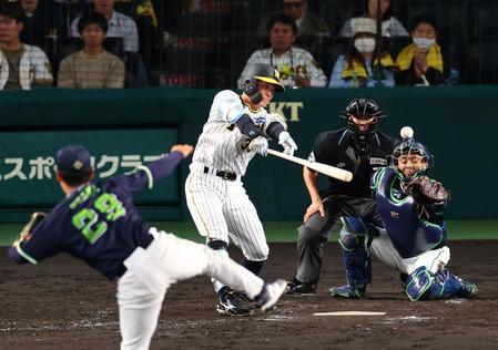 　５回、中前に適時打を放つ糸原（撮影・山口登）