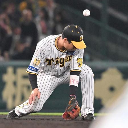 　７回、長岡の打球を後逸する木浪（撮影・北村雅宏）