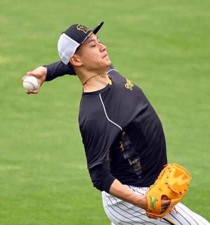 　キャッチボールする大竹（撮影・山口登）