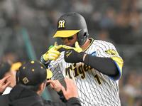 　４回、ソロを放った森下はベンチ前でポーズをとる（撮影・北村雅宏）