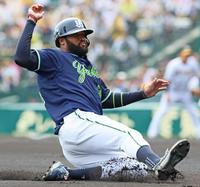 　２回表、三盗を決めるサンタナ（撮影・立川洋一郎）