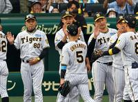 　ヤクルトに勝利し大竹（中央）は近本らナインを迎える（撮影・山口登）