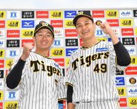 　逆転２ランを放った近本（左）と今季３勝目を挙げた大竹は笑顔でガッツポーズを見せる（撮影・中田匡峻）