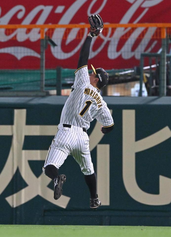 　５回、サンタナの飛球を背走しながらジャンピングキャッチする森下（撮影・北村雅宏）