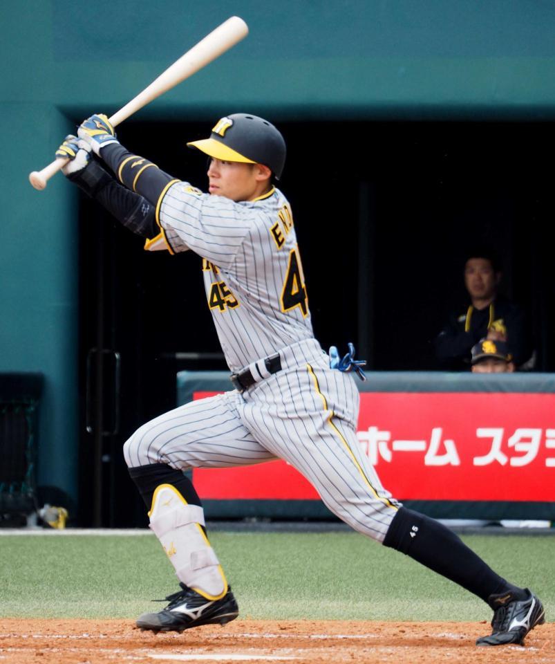 　５回、中前打を放つ遠藤（撮影・山村菜々子）