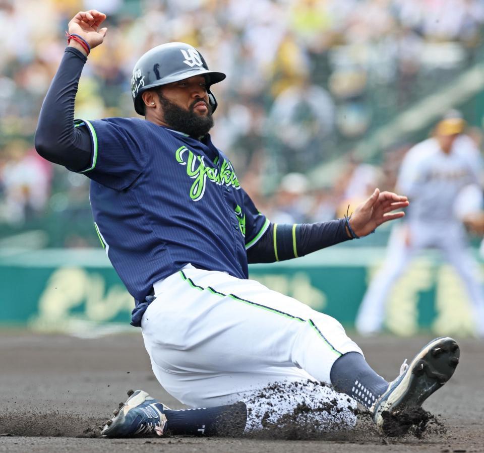 　２回表、三盗を決めるサンタナ（撮影・立川洋一郎）