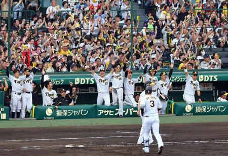 　７回、大山の逆転適時打に喜ぶ阪神ナイン（撮影・山口登）