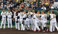 　ヤクルトに逆転勝利し糸原（右から５人目）ら阪神ナインは笑顔でタッチする（撮影・山口登）