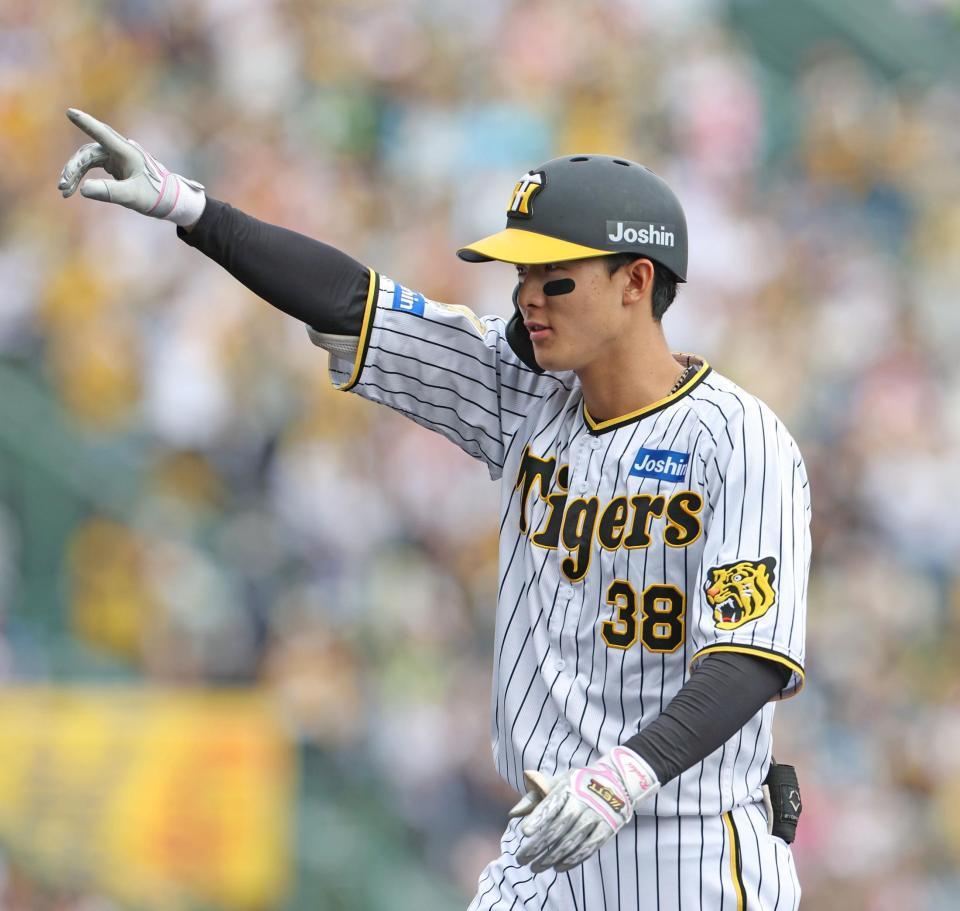 　２回、中前適時打を放ち、ベンチに向かって指をさす小幡（撮影・中田匡峻）