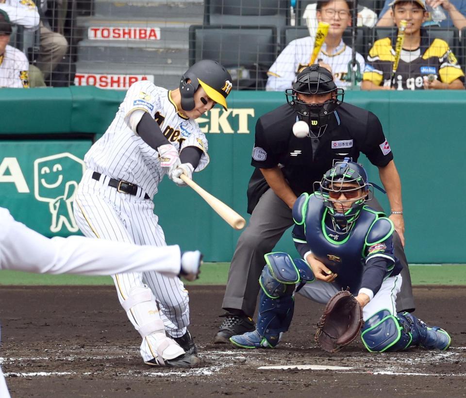 　２回、中前に適時打を放つ小幡（捕手ヤクルト・中村）＝撮影・山口登
