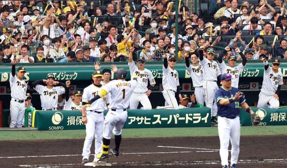 　７回、森下（１）の適時打に沸く阪神ナイン（撮影・山口登）