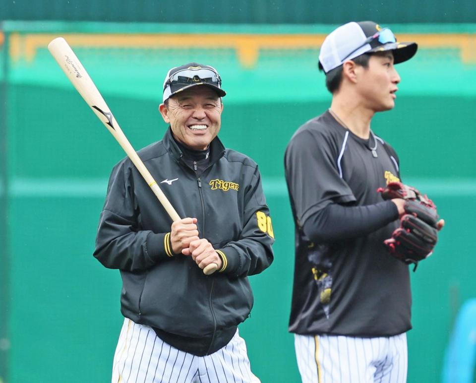 　ナインの練習を見守り笑顔を見せる岡田監督（撮影・立川洋一郎）