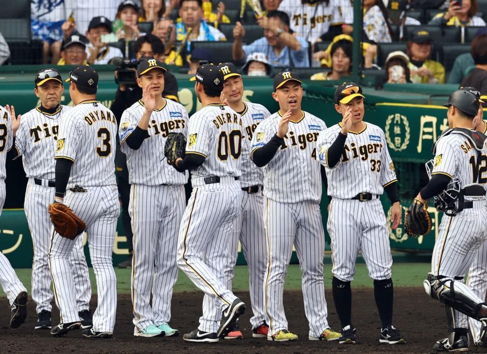 　ヤクルトに勝利し、ゲラら（背番号００）を迎える大竹（左から３人目）、桐敷（右から３人目）ら