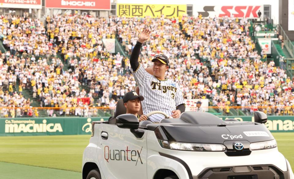 　スタンドの声援に応える大山（撮影・田中太一）