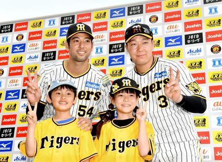 　子どもたちと笑顔を見せる大山（右）と加治屋（撮影・中田匡峻）