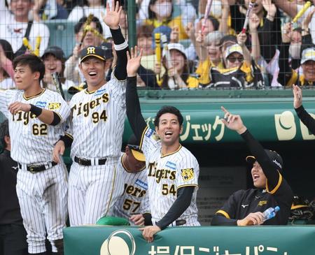 　７回、味方打線が逆転し、ベンチで喜ぶ加治屋（右から２人目）＝撮影・田中太一）