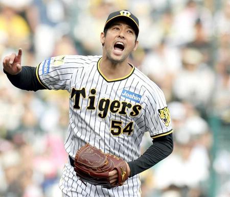 　７回、オスナを打ち取り、声を上げる加治屋（撮影・中田匡峻）