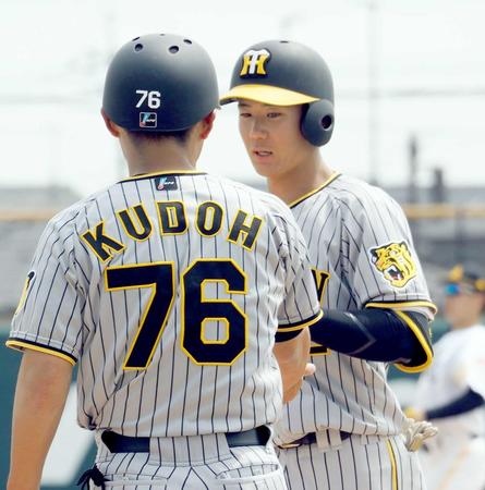 　３回、左前打で出塁した山田（右）