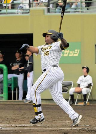 　６回、ミエセスが左翼席に勝ち越しとなる３ランを放つ（撮影・金居みつよし）