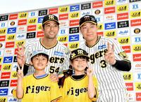 　子どもたちと笑顔を見せる大山（右）と加治屋（撮影・中田匡峻）