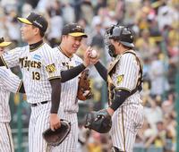 　逆転適時打で勝利に貢献した大山（左から２人目）は梅野らナインとタッチをかわす（撮影・田中太一）