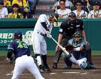 　４回、左前打を放つ糸原（撮影・山口登）