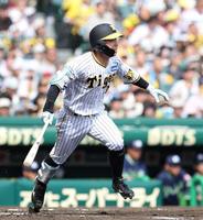 　２回、中前に先制適時打を放つ糸原（撮影・中田匡峻）