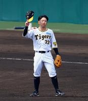 　３回の守備に就き、ファンの声援に応える糸原（撮影・山口登）