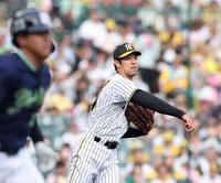 　６回、赤羽（左）の投ゴロを落ち着いて処理した加治屋（撮影・中田匡峻）