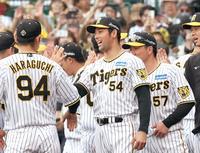 　好投で白星を飾った加治屋はナインと喜び合う（撮影・田中太一）