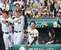 　７回、味方打線が逆転し、ベンチで喜ぶ加治屋（右から２人目）＝撮影・田中太一）