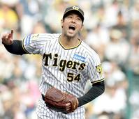 　７回、オスナを打ち取り、声を上げる加治屋（撮影・中田匡峻）