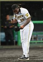 　ファンにあいさつするミエセス（撮影・石井剣太郎）