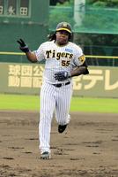　６回、ミエセスが左翼席に勝ち越しの３ランを放ち、３塁ベース手前でＶサイン（撮影・金居みつよし）