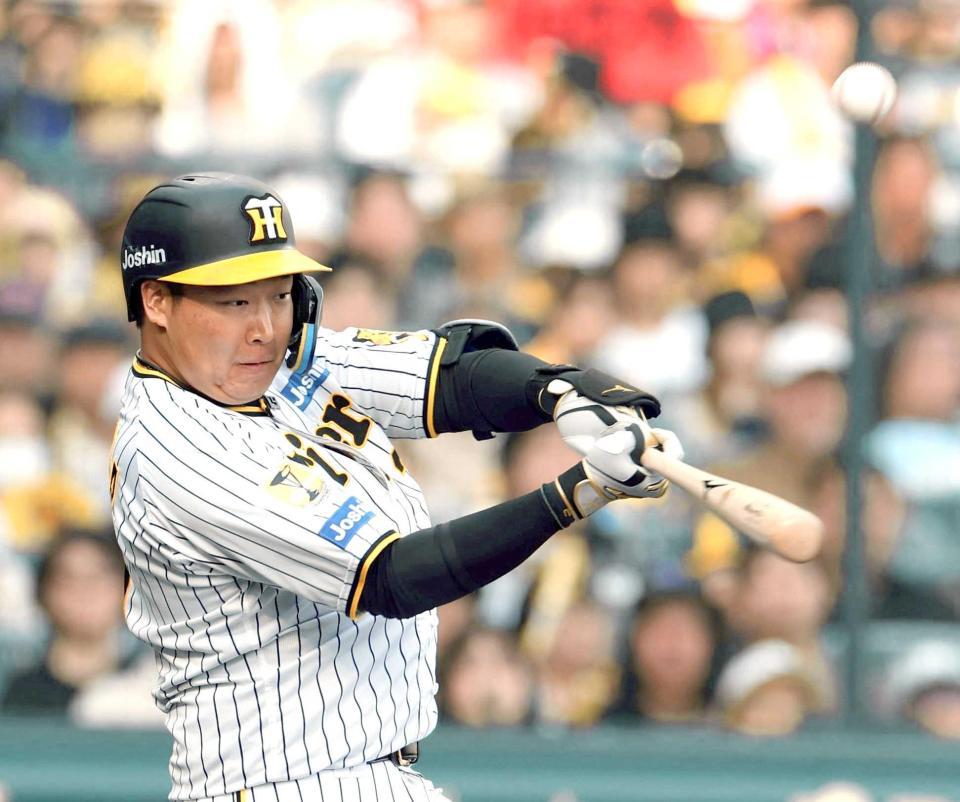 　７回、逆転の２点適時打を放つ大山（撮影・中田匡峻）