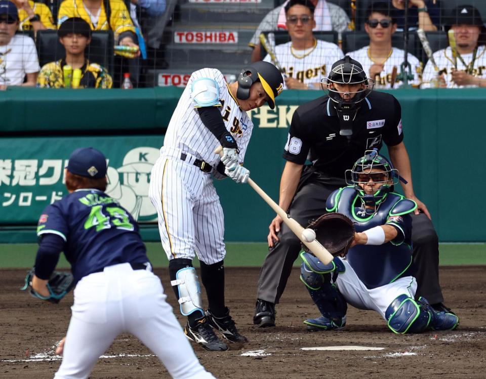 　４回、左前打を放つ糸原（撮影・山口登）