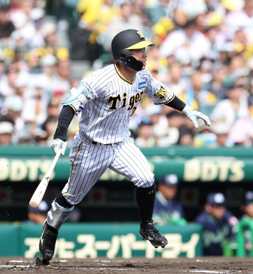 　２回、中前に先制適時打を放つ糸原（撮影・中田匡峻）