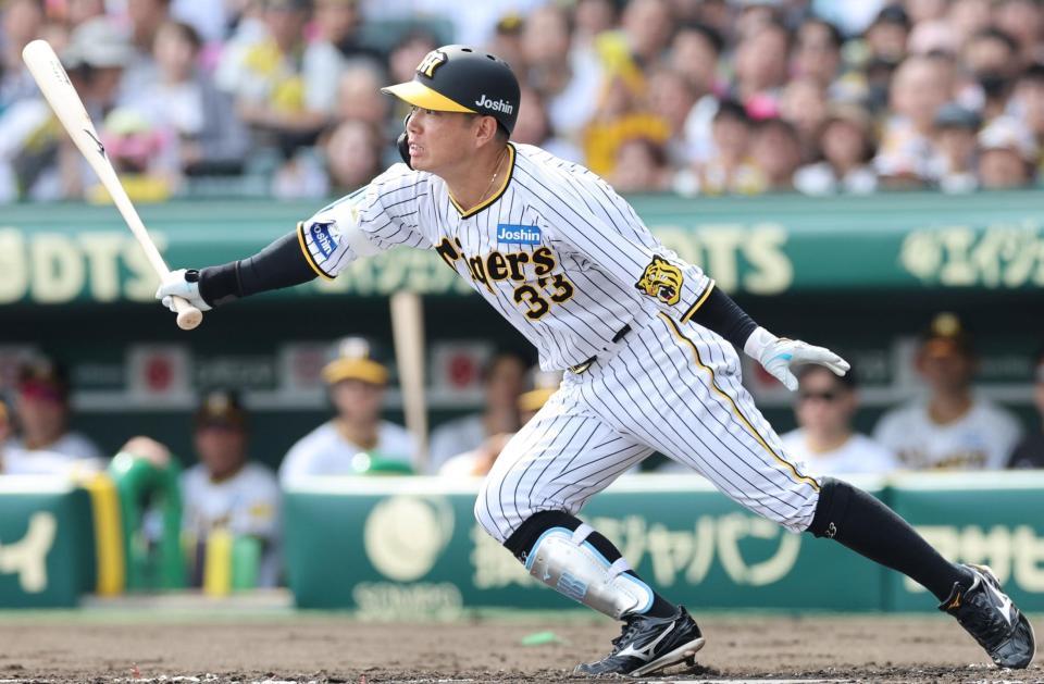 　２回、先制適時打を放つ糸原（撮影・田中太一）