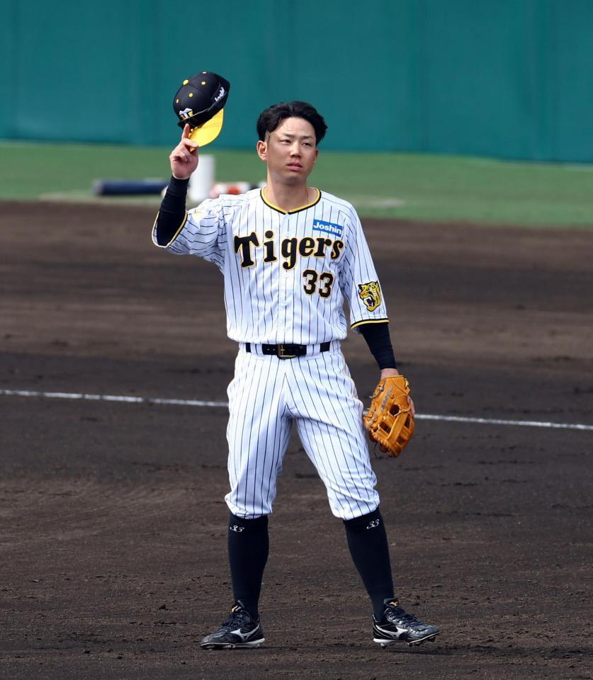 　３回の守備に就き、ファンの声援に応える糸原（撮影・山口登）