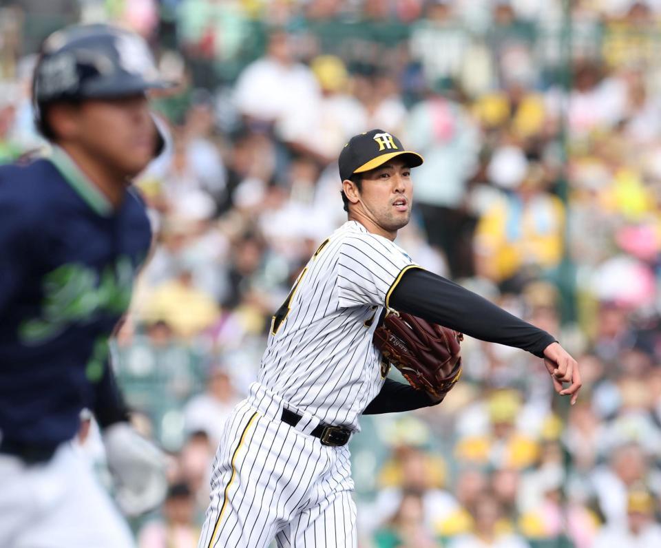 　６回、赤羽（左）の投ゴロを落ち着いて処理した加治屋（撮影・中田匡峻）