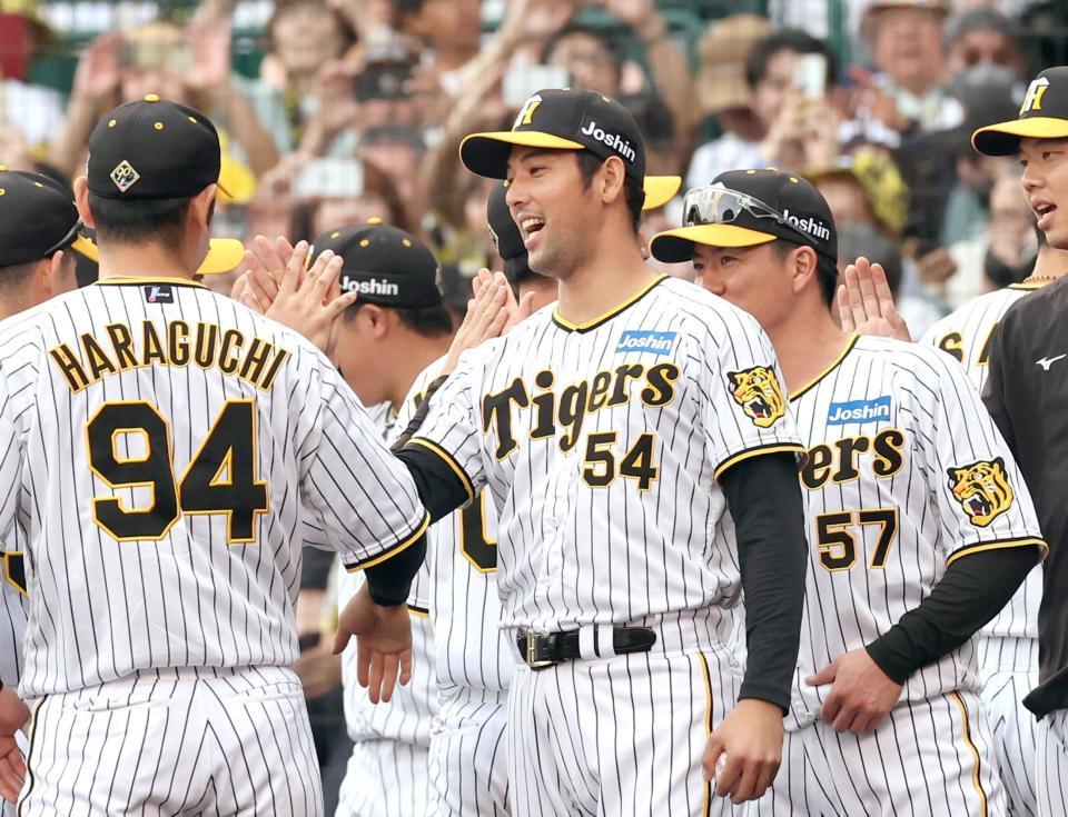 　好投で白星を飾った加治屋はナインと喜び合う（撮影・田中太一）