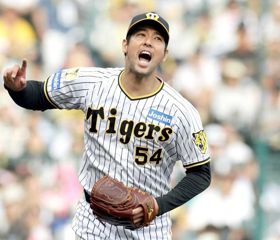 　７回、オスナを打ち取り、声を上げる加治屋（撮影・中田匡峻）