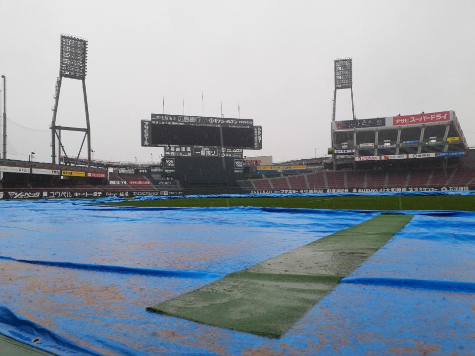 　雨が降り注ぐマツダスタジアム（撮影・田中太一）