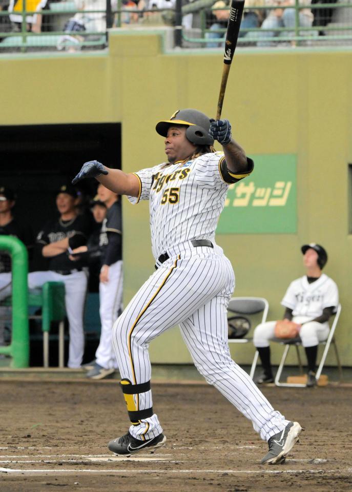 　６回、ミエセスが左翼席に勝ち越しとなる３ランを放つ（撮影・金居みつよし）